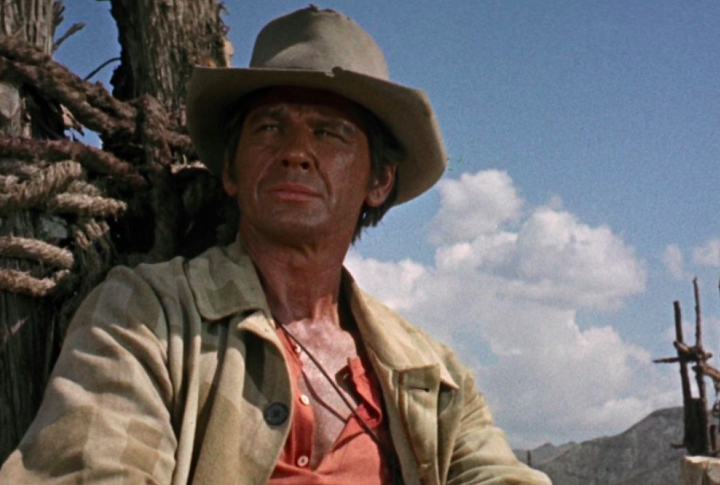 Charles Bronson – Pensilvânia, 3/11/1921 — Com olhar duro e silêncio expressivo, virou ícone do faroeste europeu. Destaque em “Era Uma Vez no Oeste”. Morreu em 2003, aos 81 anos.
