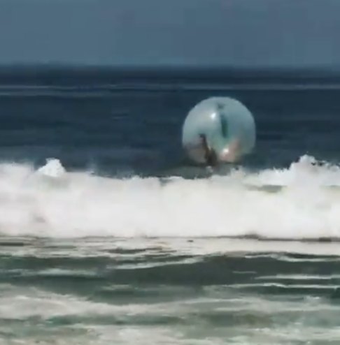 Eles se divertiam, passeando dentro da bolha gigante, quando perceberam que o equipamento estava solto e poderia ser levado pela correnteza.