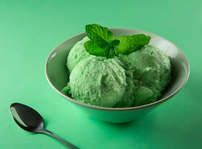 O sorvete sem açúcar também pode enganar: muitas versões aumentam a quantidade de gordura ou aditivos para manter a cremosidade, fazendo com que o valor calórico seja parecido ao do tradicional.