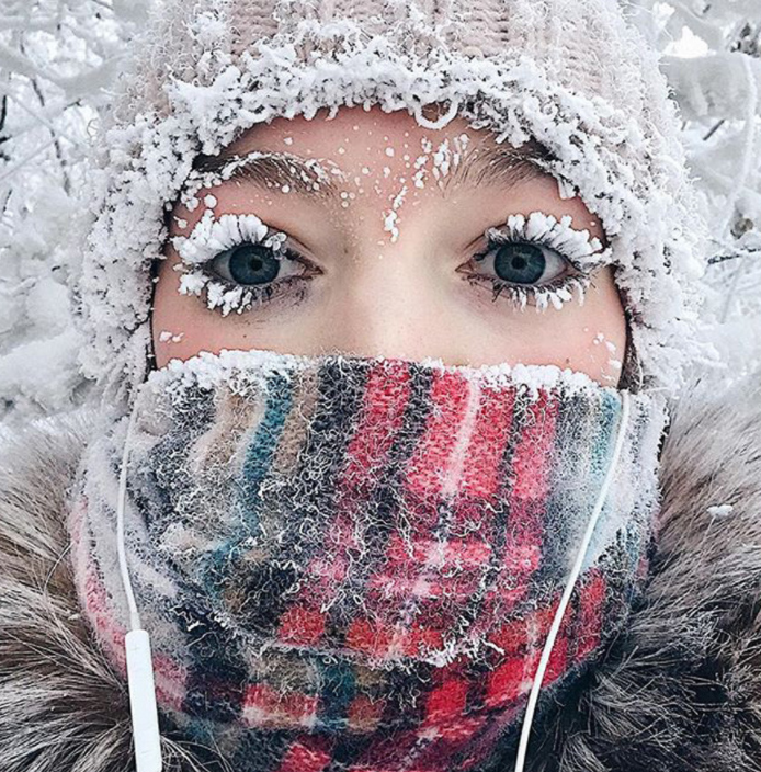 Para suportar viver num ambiente tão gélido, as pessoas precisam se cobrir totalmente para que partes do corpo não congelem. Até mesmo cabelos e cílios podem virar gelo.  E as crianças só vão à escola se a temperatura estiver até -46,7°C. Mais frio que isso, as escolas fecham.
