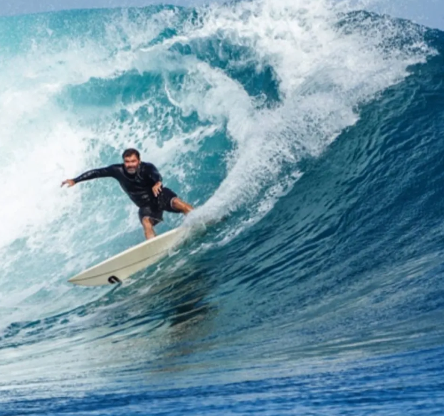 Colegas de Márcio lembraram que ele já havia até se destacado ao surfar ondas gigantes no Havaí, sendo capaz até mesmo de praticar o esporte sem o uso de salva-vidas e sem o suporte de jet-ski, algo comum quando as ondas são altas demais. 