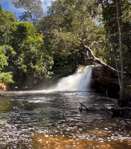 Além dos misteriosos buracos, a Cachoeira do Mutum tem sua própria queda d'água, com sua praia atraente para turistas e areias brancas.