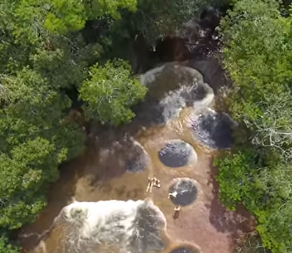 Segundo ela, a água que flui com força age como uma esponja, penetrando nas rochas, absorvendo seus sedimentos e os levando pela correnteza.
