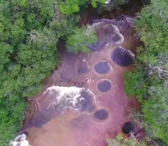 Conforme esses sedimentos sÃ£o aos poucos removidos, os buracos se ampliam e ficam mais profundos, como se a rocha fosse cuidadosamente retirada grÃ£o por grÃ£o.