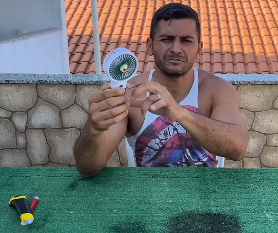 Para criar o ar-condicionado caseiro, você precisará de uma caneta marcadora, um estilete, um mini ventilador portátil e dois pequenos pedaços de cano.