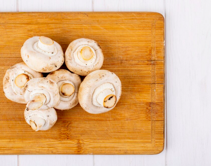 O champignon de Paris é o mais popular no Brasil, pois pode ser encontrado fresco, fatiado ou em conserva. Além disso, é versátil, pois combina bem com pizzas, saladas e refogados.