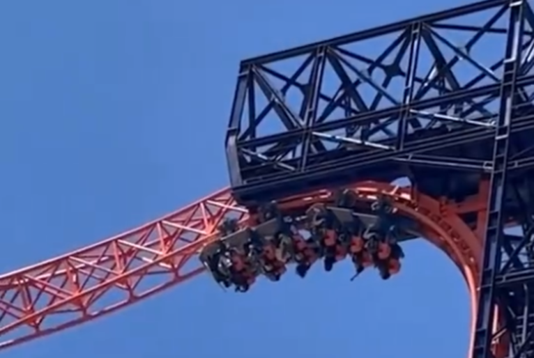 As montanhas-russas de grandes parques têm um sistema de proteção rigoroso, o que dá segurança aos visitantes. Mas já houve sustos. Em junho de 2023, onze pessoas ficaram penduradas de cabeça pra baixo no carrinho de uma montanha-russa que travou na China. 