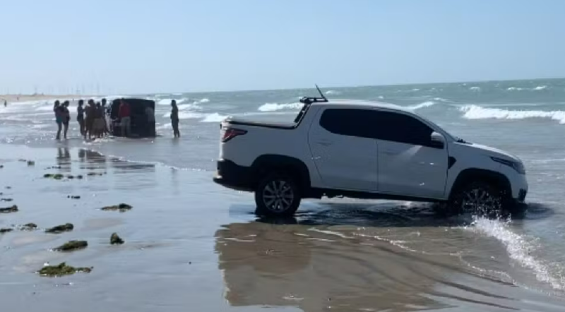 Carros atolam na praia de Camocim  (Foto: Oziel Moreira/Arquivo pessoal)