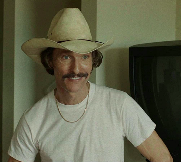 A vitória de Matthew McConaughey por Clube de Compras Dallas, de 2014, chocou o público. Conhecido até então por comédias leves, ele se transformou fisicamente e entregou uma atuação intensa como um eletricista com HIV.