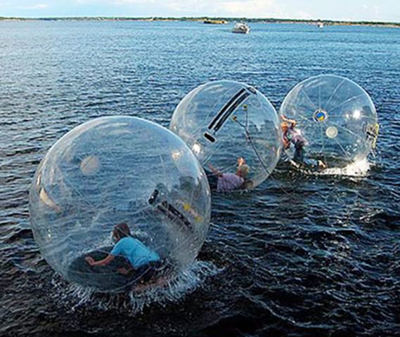 Entre as opções mais divertidas estão as bolhas infláveis gigantes, que conquistaram espaço em praias, parques e até piscinas.