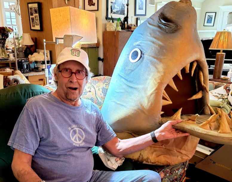 Chevy Chase - Ícone da comédia americana, foi um dos grandes nomes do “Saturday Night Live”. No entanto, colegas de elenco relataram comportamentos ríspidos e explosões nos bastidores, incluindo o set da série “Community”, da qual acabou afastado após desentendimentos constantes com a equipe e acusações de comentários ofensivos. 
