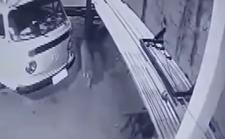 Câmeras de monitoramento mostram o momento em que o animal passa em frente a uma kombi. As imagens não têm boa qualidade, mas a onça passa diante do veículo e os olhos brilham na luz.  