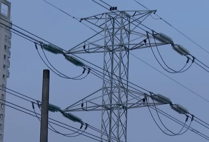 Com isso, quem gera sua própria eletricidade praticamente zera o impacto das bandeiras tarifárias, enquanto a maioria da população paga mais caro mesmo em um cenário de abundância de recursos renováveis.