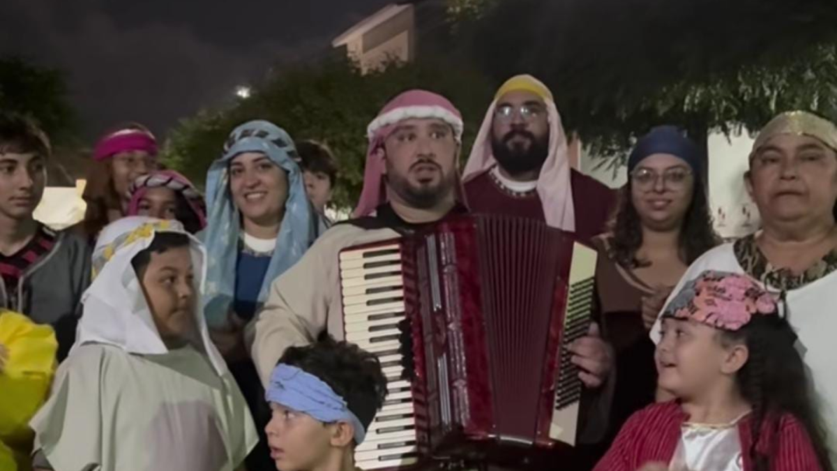 Prefeito de Itaiçaba, Antoniel Holanda (PT), toca sanfona no Reisado da cidade