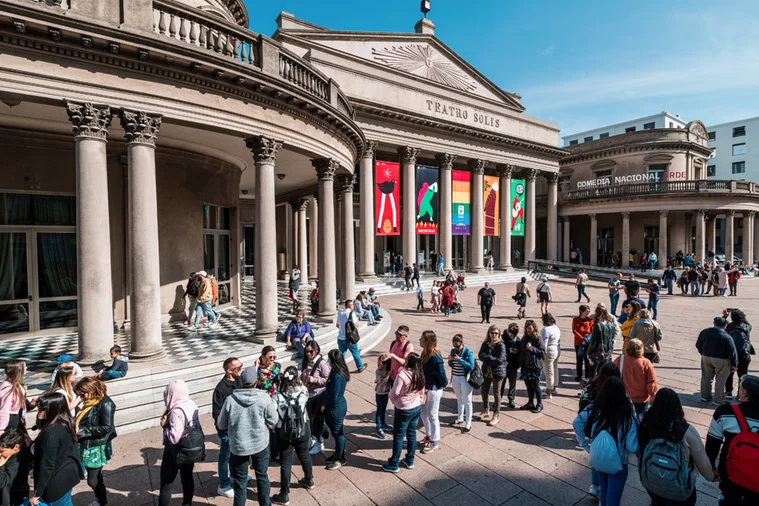 Além disso, os uruguaios estão explorando mais o próprio país, impulsionando destinos como Villa Serrana, Cerro Catedral e Montevidéu. Essa redescoberta fortalece a economia local e revela novas experiências de natureza, cultura e gastronomia.