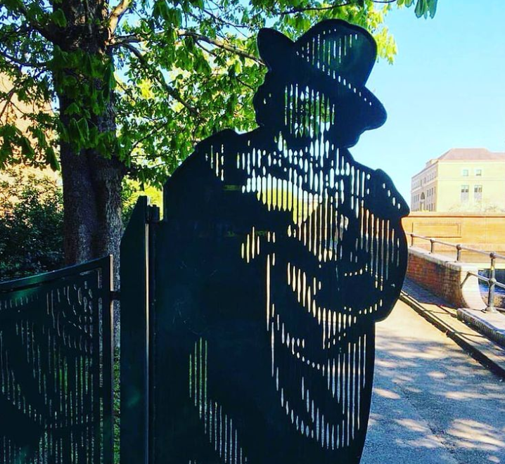 A única diferença que existe entre um capricho e uma paixão eterna é que o capricho dura um pouco mais.