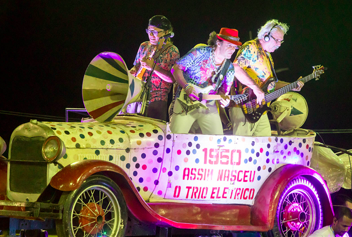 O popular trio elétrico, inventado por Dodô e Osmar em 1950, é um dos símbolos mais marcantes do Carnaval de Salvador. 