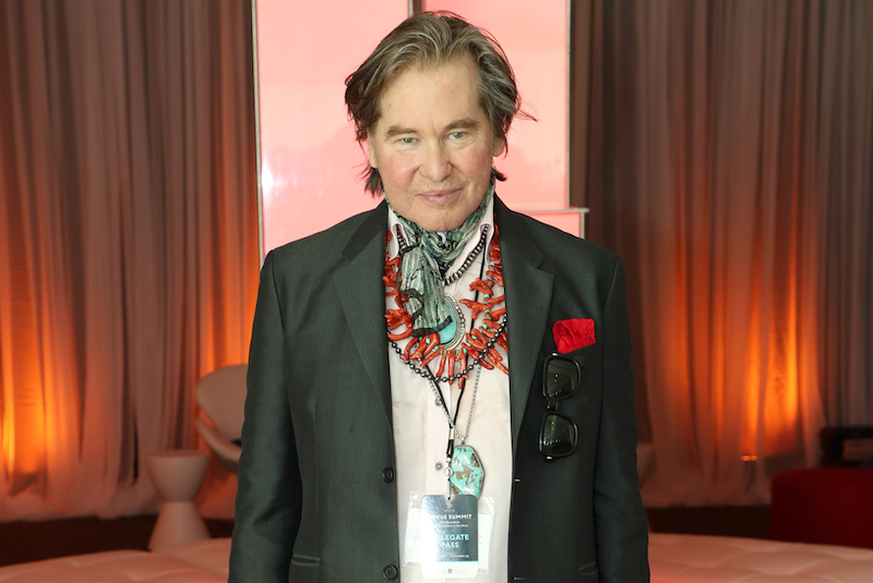 Diagnosticado com um câncer na garganta, o ator Val Kilmer evitou buscar ajuda médica até meados de 2015, quando sofreu um sangramento e não conseguiu mais esconder a doença. Relembre esse caso que alerta sobre o impacto de escolhas fatais em nome de certas crenças,