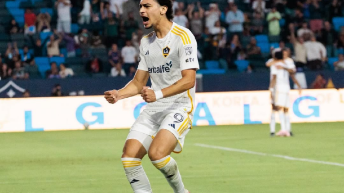 Atacante continuará atuando no Los Angeles Galaxy, dos Estados Unidos, por mais alguns meses