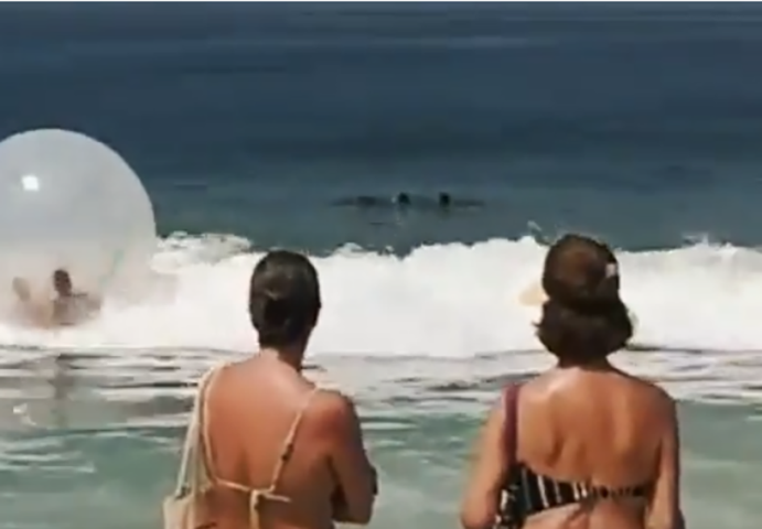 Em ambientes abertos, como o mar, se a bolha for levada pela correnteza, seria necessário um resgate de barco ou até de helicóptero.