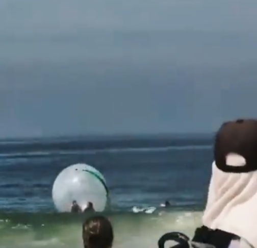 Porém, o homem que segurava o equipamento com o casal dentro não sabia nadar, começou a se afogar e acabou soltando a corda. Banhistas perceberam e acionaram os bombeiros.