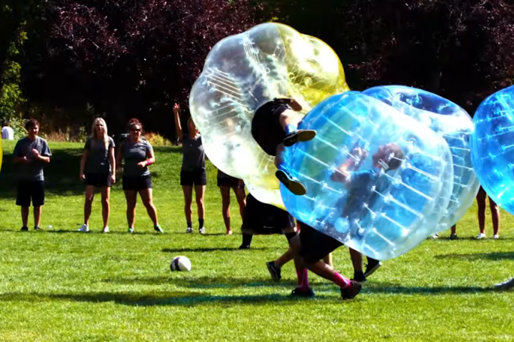 Nesse formato, as pernas ficam livres para correr e chutar, permitindo jogos cheios de choques engraçados entre os competidores, mas sem grandes riscos de acidente.