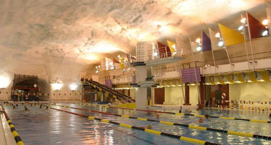 Os abrigos subterrâneos têm, inclusive, pista para corrida dos habitantes de Helsinque.
Essa imensa área subterrânea abriga ainda shoppings, estações de metrô e até piscinas e termas. 