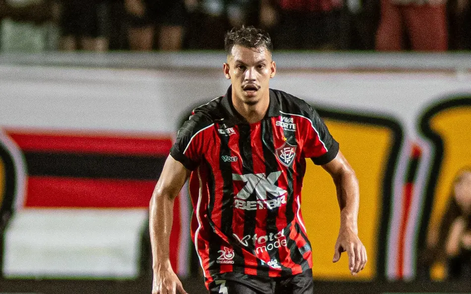 Zé Marcos em ação contra o Grêmio com a camisa do Vitória. 