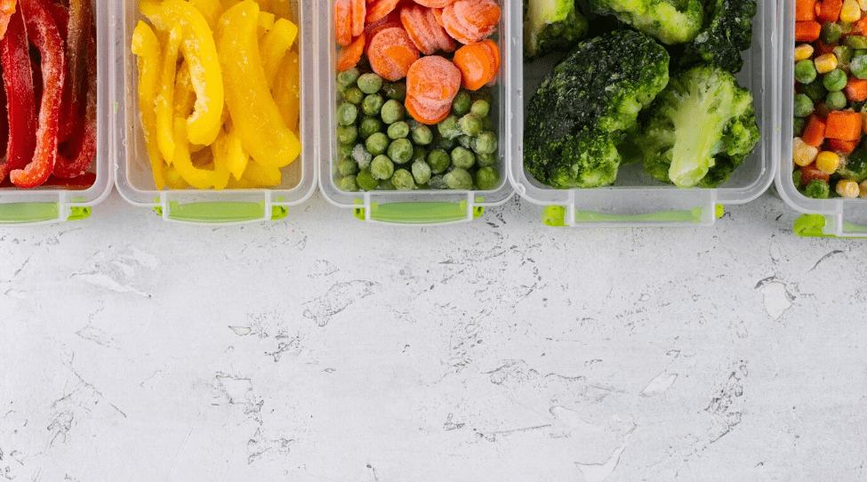  Ao adotar esses cuidados práticos, é possível desfrutar da folia com comida fresca e preservar a integridade dos alimentos congelados. Vamos sugerir algumas opções saborosas e caseiras que você pode congelar para agilizar o preparo quando voltar da folia. 