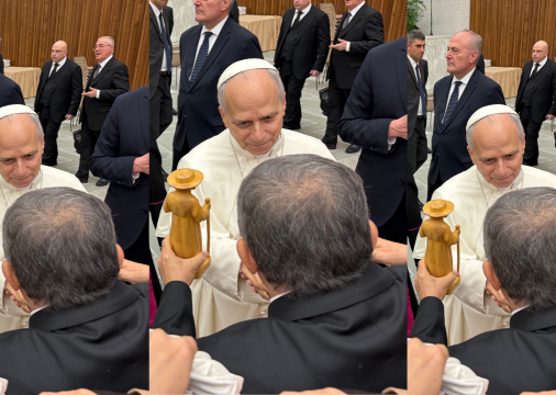 José Guimarães (PT) entrega estátua de Padre Cícero ao papa
