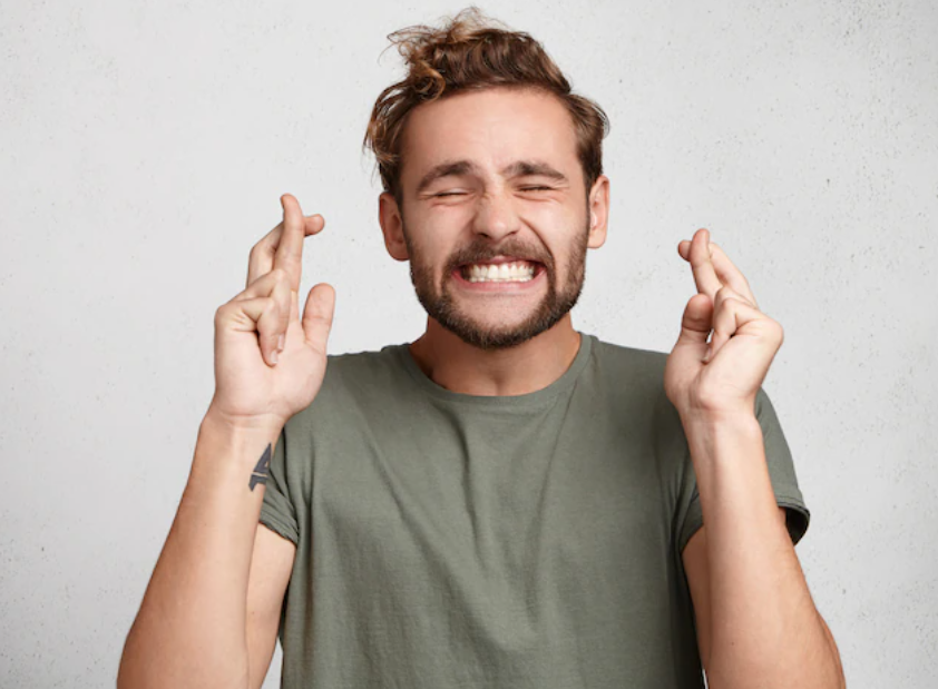 Fazer figa - Significa que você torce muito por algo e deseja que aconteça.  Também é interpretado como um gesto de proteção.