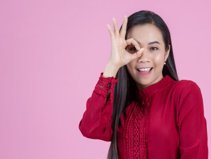 E na França esse mesmo gesto significa que a coisa não tem valor, pois os dedos formam um zero. 