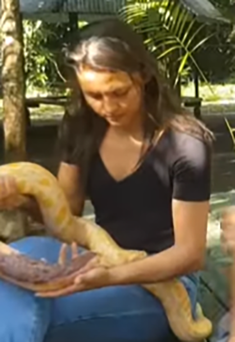 O animal foi deixado junto com uma garrafa de cachaça e um bilhete que dizia: Cuidem bem dela. 