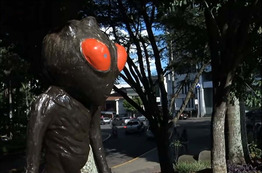 Uma estátua da suposta criatura também faz sucesso numa praça e chama atenção principalmente das crianças. 