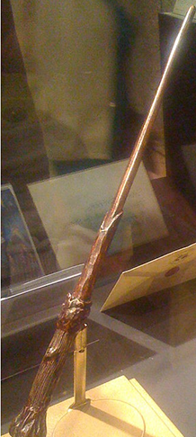 <p>A polícia britânica foi chamada e, ao constatar que o objeto era brinquedo inspirado na saga de magia, um policial chegou a brincar postando nas redes sociais que não havia nenhum Voldemort no local ( referindo-se ao Bruxo do Mal da saga)</p>
