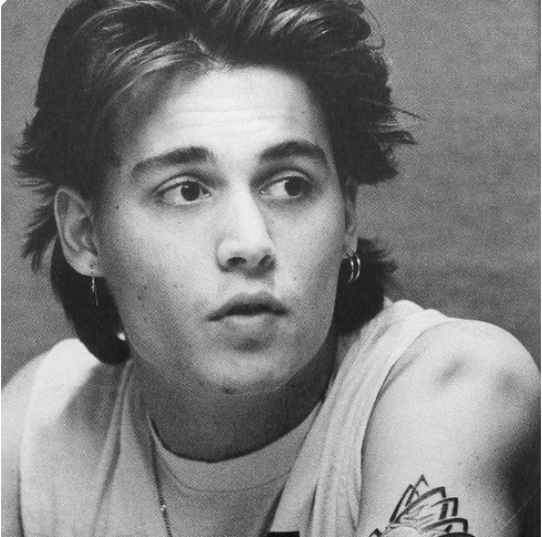 <p>Aos 13 anos, após a separação dos pais, ele foi com a família para a Flórida. Aos 20 anos, tocando na Banda The Kids, mudou-se para Los Angeles e casou-se com Lori Anne Allison.</p><?php if (strpos(site('ds_site_link'), '/apostas') === false): ?>

    </div>

    <div class=