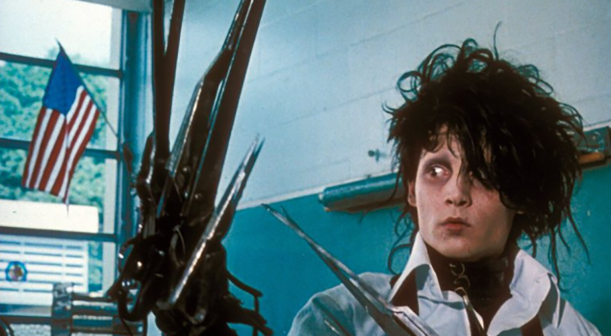 <p>Em 1990, a carreira de Depp deu uma guinada. Ele estrelou “Edward Mãos de Tesoura”, um dos filmes mais cultuados da década de 90. E ali começou a parceria com o diretor Tim Burton.</p>
