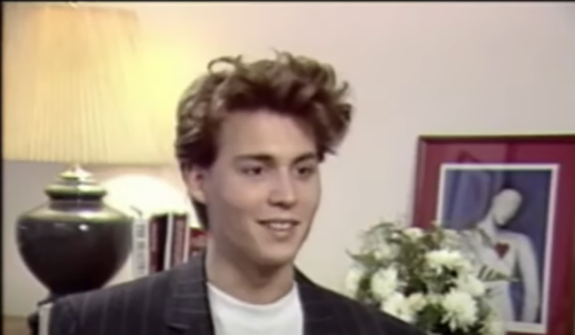 <p>Em 1988, numa entrevista, ele contou que Cage o convenceu a fazer teste para ator. Na época, Johnny vendia canetas por telefone. Ganhava cerca de US$ 50 por semana.</p>
