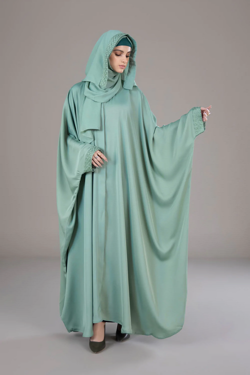 <p>Chador – No Irã, a peça tradicional é o chador, um grande manto semicircular que cobre o corpo inteiro. Ele é geralmente usado em público, acompanhado de um lenço por baixo para garantir cobertura total.</p><?php if (strpos(site('ds_site_link'), '/apostas') === false): ?>

    </div>

    <div class=