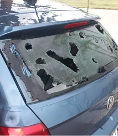 <p>Em vários pontos, as pedras de gelo danificaram casas e carros.</p>
