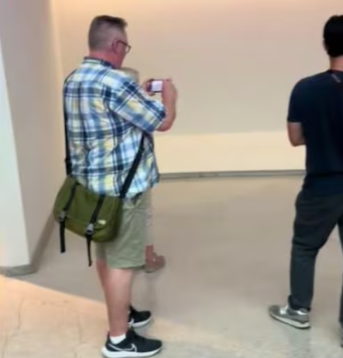 <p>Ele tirou o próprio tênis e colocou o calçado próximo a outras peças de arte. Resultado: várias pessoas não só pararam para admirar a “obra” como ficaram tirando fotos do All Star desgastado do rapaz.</p>
