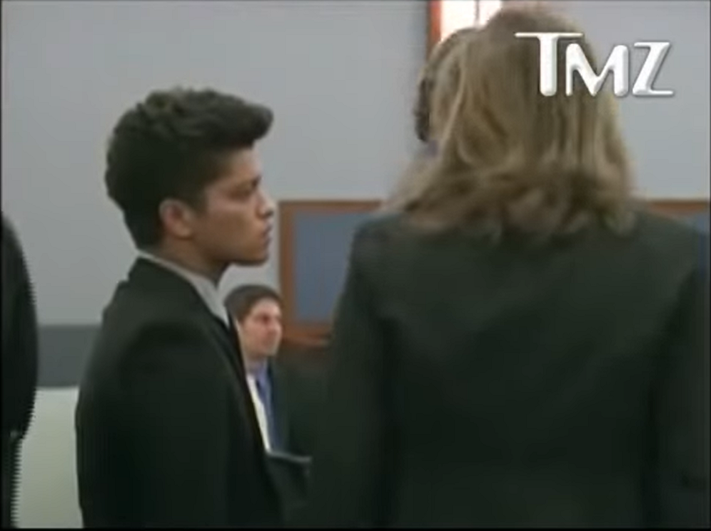 <p>Em setembro de 2010, Mars chegou a ser preso em Las Vegas por porte de cocaína. Na época, ele confessou o crime, pagou uma multa de 2 mil dólares e fez 200 horas de serviço comunitário.</p>
