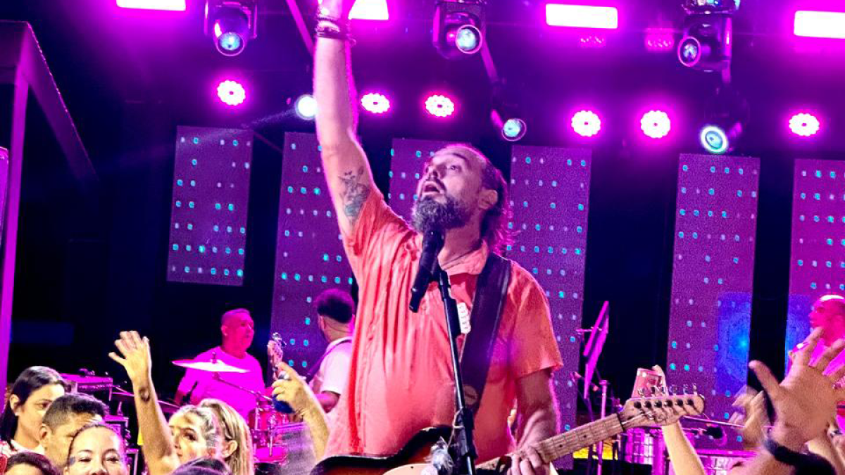 Faixa marca estreia do cantor como compositor e celebra o axé tradicional inspirado no Carnaval de Salvador