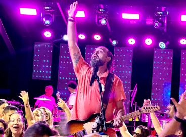 Faixa marca estreia do cantor como compositor e celebra o axé tradicional inspirado no Carnaval de Salvador 