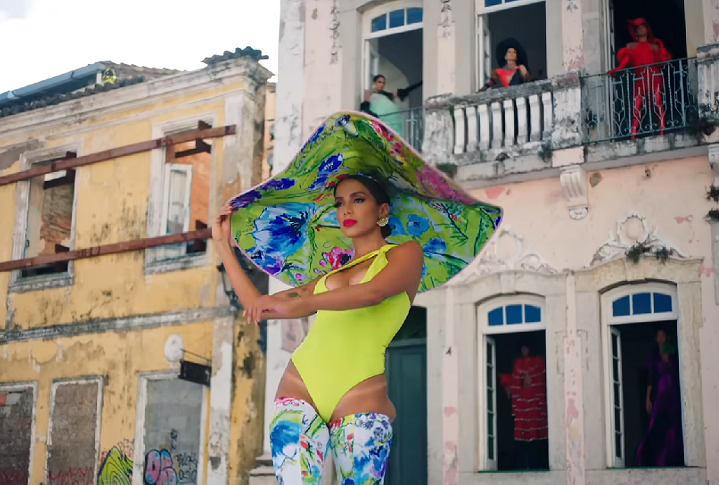 <p>Vários clipes de artistas nacionais e internacionais também já foram gravados no Pelourinho, como “Me Gusta”, da Anitta, “The Obvious Child”, de Paul Simon, “Haiti”, de Caetano Veloso e Gilberto Gil e “Apaixonadinha”, de Marília Mendonça e Léo Santana.</p>
