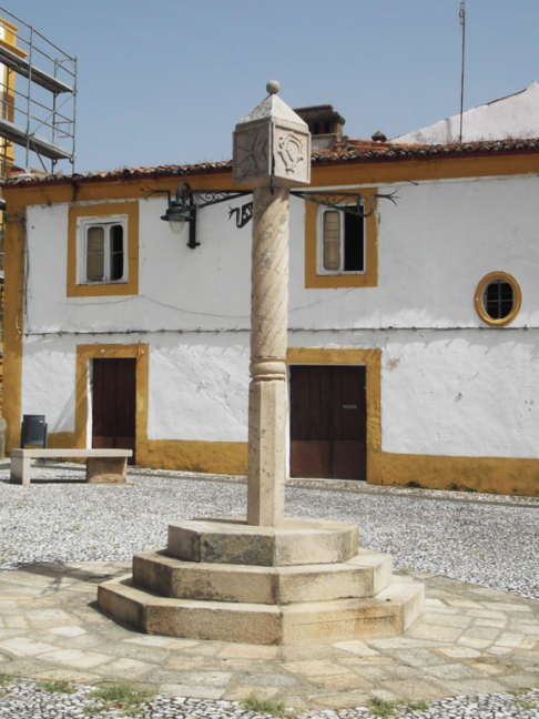 <p>Originalmente, o Pelourinho era o nome dado a uma coluna de pedra onde os escravos ficavam presos para serem castigados.</p>

