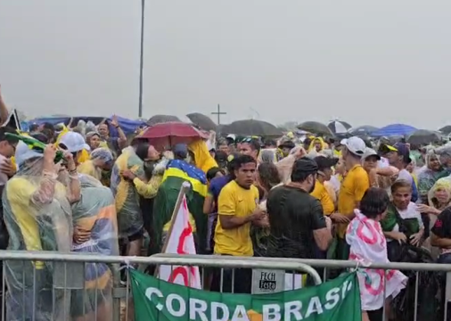 Manifestação na Praça do Cruzeiro, em Brasília, ocorria em prol da liberdade de Jair Bolsonaro quando tempestade com raios deixou feridos e causou pânico 
