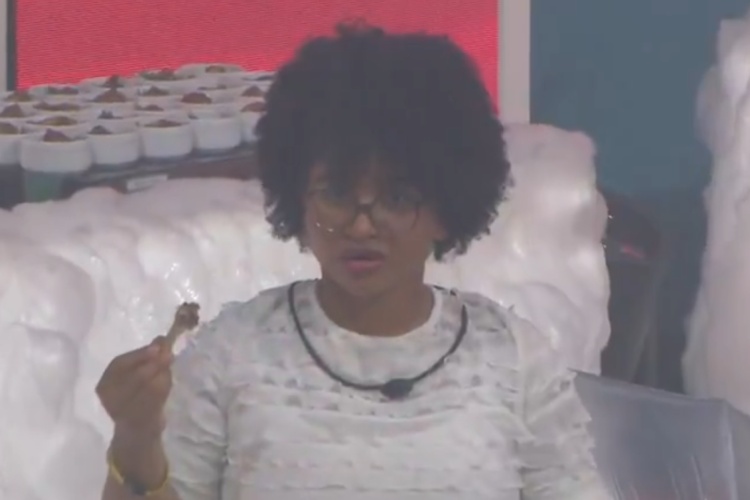 Rea&ccedil;&atilde;o de Milena ao ver o dan&ccedil;arino de Pedro Sampaio dan&ccedil;ando de sunga no palco