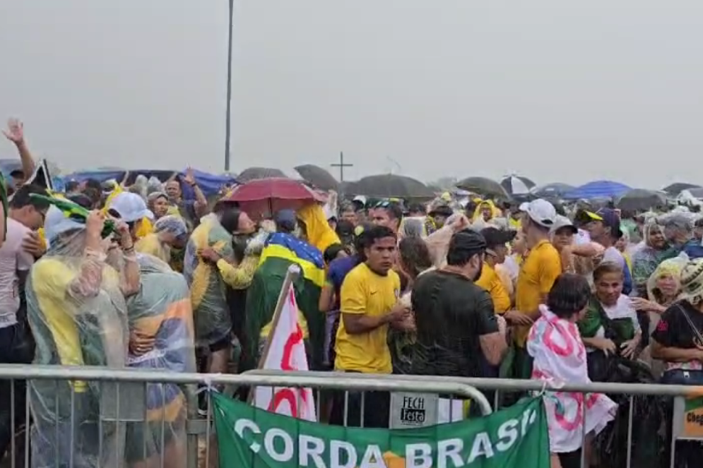 Manifestação na Praça do Cruzeiro, em Brasília, ocorria em prol da liberdade de Jair Bolsonaro quando tempestade com raios deixou feridos e causou pânico 