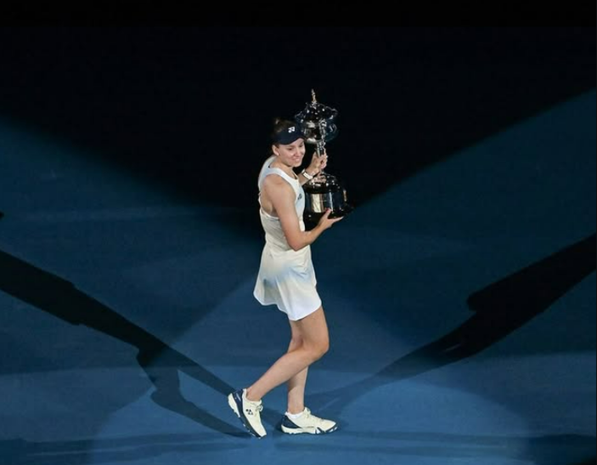 A tenista Elena Rybakina derrotou a líder do ranking mundial, Aryna Sabalenka, e sagrou-se campeã do Australian Open neste sábado, 31 de janeiro (Foto: Elena Rybakina / Australian Open)
